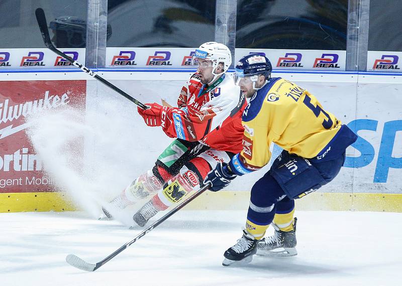 Hokejové utkání Tipsport extraligy v ledním hokeji mezi HC Dynamo Pardubice (v červenobílém) a PSG Berani Zlín  (ve žlutomodrém) pardudubické enterie areně.