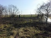 Doslova pár vteřin a z vypalování trávy na pár metrech byl požár na půl hektaru.