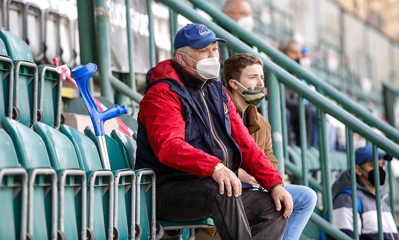 Fanoušci po vládních covid opatřeních mohli v omezeném počtu poprvé vyrazit na fotbal a dát si tradiční klobásu a točené pivo na fotbalovém utkání Fortuna ligy mezi FK Pardubice a MFK Karviná na Městském stadionu Ďolíček v Praze.