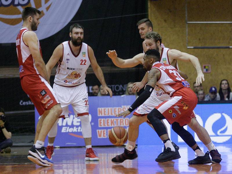 Basketbalové utkání o třetí místo Kooperativa NBL mezi DEKSTONE Tuři Svitav (v bíločerveném) a BK JIP Pardubice (v červenobílém) ve Svitavské hale na Střelnici.