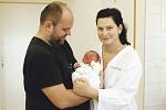Dora Panušová se narodila 18. prosince v 16.44 hodin. Vážila 4040 gramů a měřila 54 centimetrů. Maminku Lucii u porodu podpořil tatínek Jan. Rodina si svou prvorozenou dceru odveze zpět do Dašic.