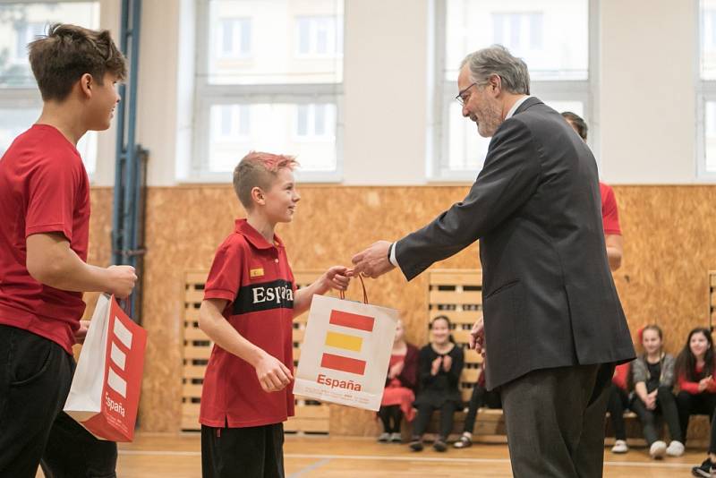 Španělský velvyslanec Pedro Calvo-Sotelo Ibáñez-Martín na návštěvě ZŠ Benešovo náměstí.