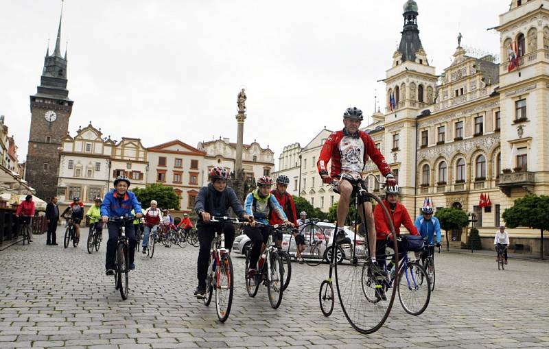 Peloton třiceti cyklistů  v čele s Josefem Zimovčákem na historickém vysokém kole se vydal ve středu na jízdu z Velin do Pardubic. 