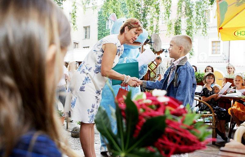 Vysvědčení prvňáčkům z I. B ZŠ Závodu míru rozdávala také hrošice Glorie