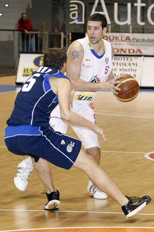 Basketbal: BK JIP Pardubice – BC Kolín 70:55.