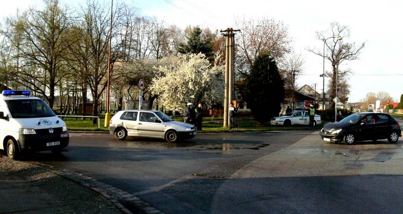 Střet dvou osobních automobilů na křižovatce ve Starém Hradišti