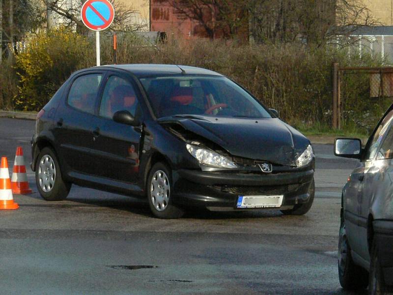 Střet dvou osobních automobilů na křižovatce ve Starém Hradišti