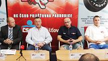 S podstatnými novinkami seznámili novináře na tiskové konferenci představitelé HC ČSOB Pojišťovna Pardubice. Zleva generální manažer Ondřej Šebek, sportovní manažer Petr Hemský, trenér Pavel Hynek a kapitán Aleš Píša. 