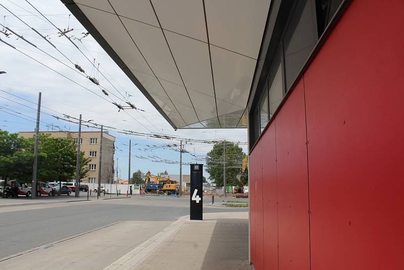 Spolu se zahájením stavby terminálu B se městu podařilo vyřešit otázku spojenou s provozem stávajícího autobusového nádraží ležícího na pozemcích společnosti Redstone House.