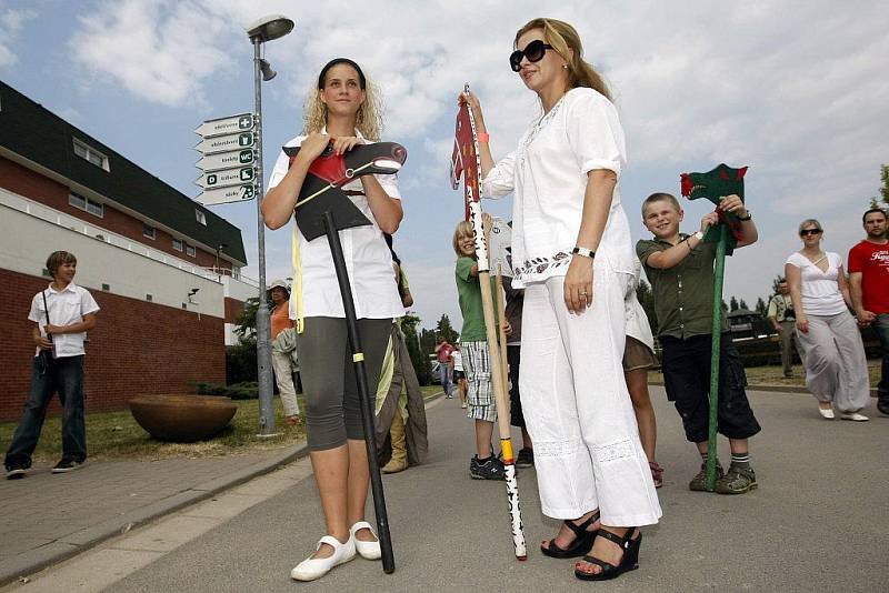 DOSTIH ZNÁMÝCH OSOBNOSTÍ na dřevěných koních – Medela Cup – se konal v sobotu odpoledne na pardubickém závodišti. 