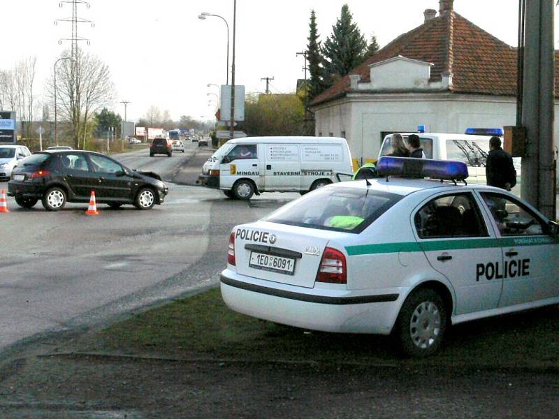 Střet dvou osobních automobilů na křižovatce ve Starém Hradišti