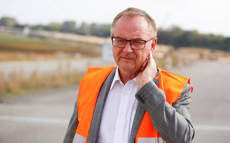 Setkání kandidátů  na hejtmana Pardubického kraje na rozestavěné dálnici D35 u Opatovic nad Labem.