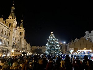 Vánoční strom na Pernštýnském náměstí v Pardubicích v roce 2022.