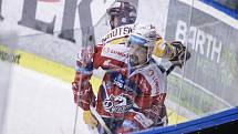 Hokejové utkání Tipsport extraligy v ledním hokeji mezi HC Dynamo Pardubice (červenobílém) a HC Dukla Jihlava  (ve žlutém)) v pardudubické Tipsport areně.