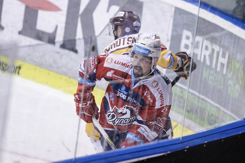 Hokejové utkání Tipsport extraligy v ledním hokeji mezi HC Dynamo Pardubice (červenobílém) a HC Dukla Jihlava  (ve žlutém)) v pardudubické Tipsport areně.