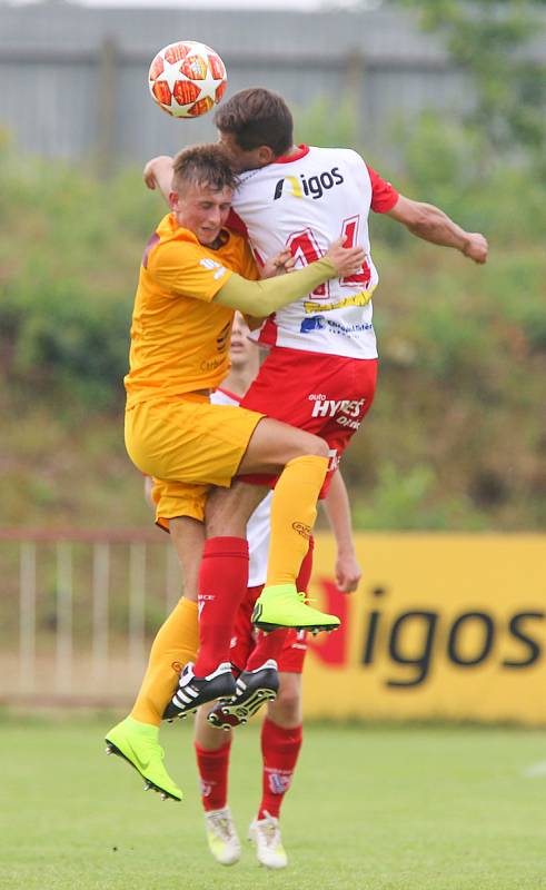 Fotbalová příprava: FK Pardubice (v červenobílém) a Dukla Praha B (ve žlutém) na hřišti Na Dolíčku.