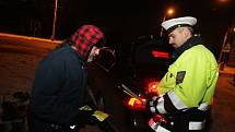 Při kontrole osvětlení jízdních kol rozdávali policisté pokuty i praktické reflexní doplňky.