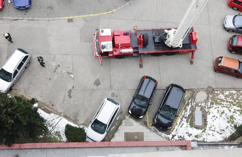 Problém s auty která parkují tam, kde nemají - na žlutých pruzích. Blokují tím nástupní plochu pro hasičskou techniku. Hasiči nemohou blíž k domu a rameno plošiny tím pádem nedosáhne až k bytu.