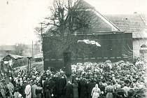 Státní pohřeb obětí neštěstí v Čeperce 19. listopadu 1960. Rozloučení se konalo před místní sokolovnou. 