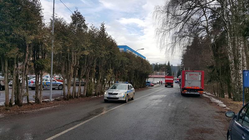 Situace v okolí Poličských strojíren ve 14:00. Na místě je velký počet záchranářů. Vrtulníky stále vozí raněné.