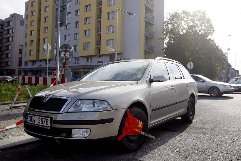 Zaparkovanou Škodu Octavii zdobí „botička“ již více než dva týdny. 