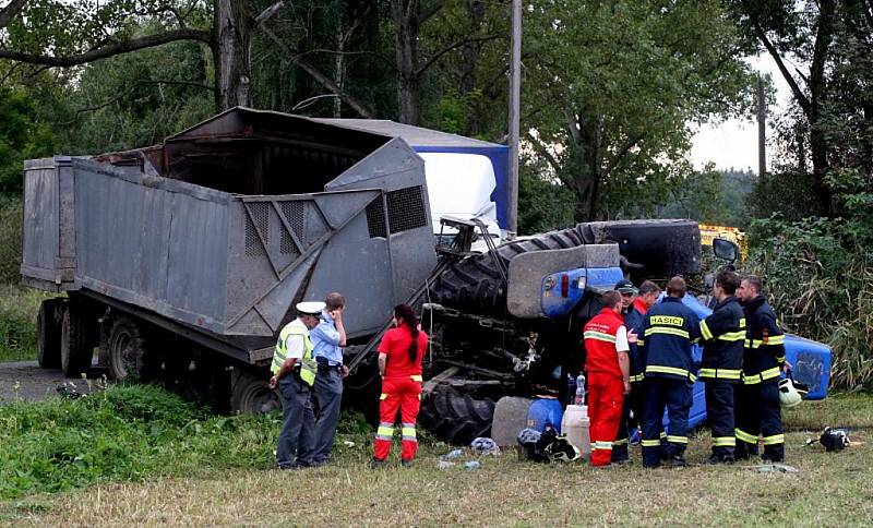 Řidič traktoru u Bělečka na Pardubicku srážku s avií nepřežil