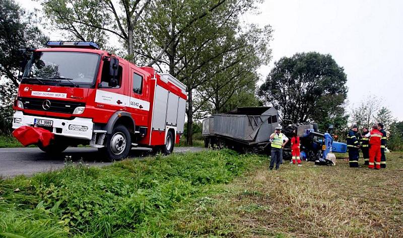 Řidič traktoru u Bělečka na Pardubicku srážku s avií nepřežil