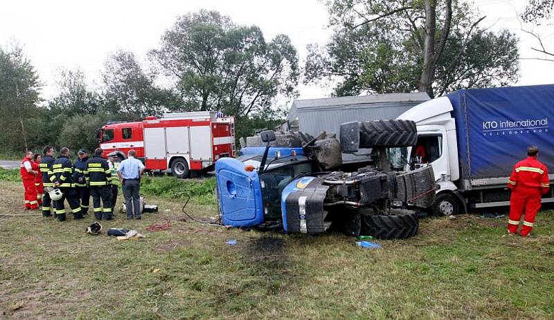 Řidič traktoru u Bělečka na Pardubicku srážku s avií nepřežil