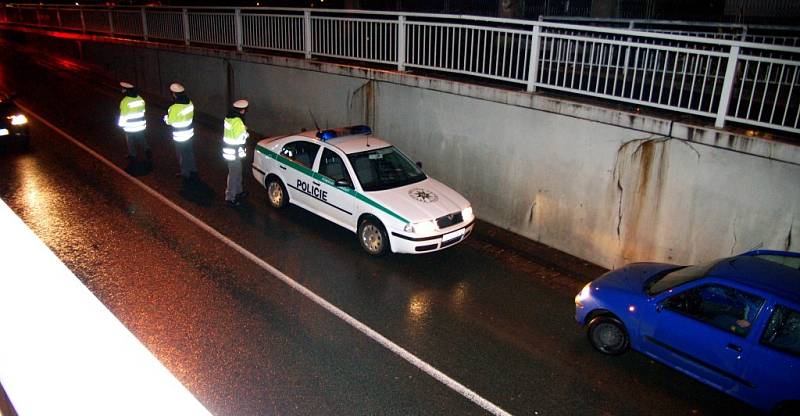 Dopravu v podjezdu museli řídit policisté kyvadlově