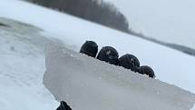 Hasiči a strážníci z Lázní Bohdaneč testovali tloušťku ledu
