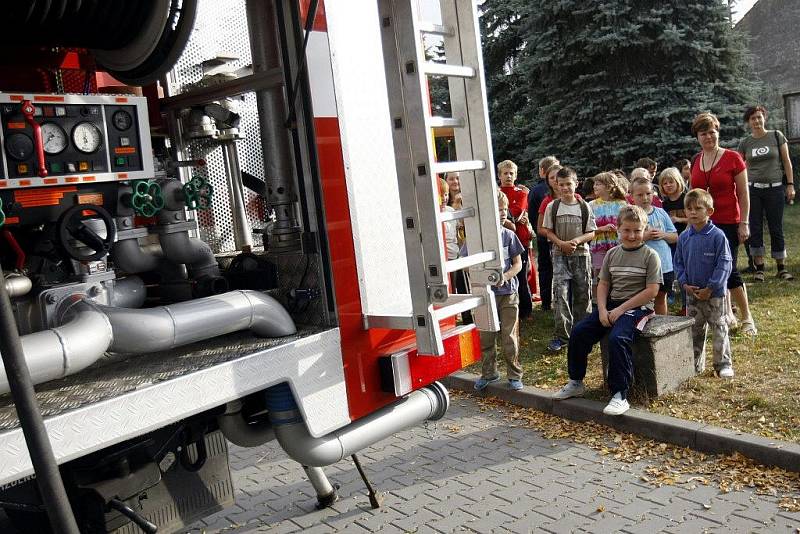 V OSTŘETÍNĚ HASIČI EVAKUOVALI ŠKOLU. Naštěstí šlo jen o námětové cvičení. „Osvědčilo se a brzy přibudou další,“ říká ředitelka školy Stanislava Horáčková. 