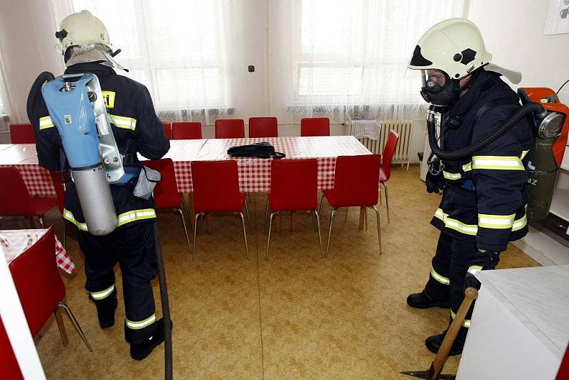 V OSTŘETÍNĚ HASIČI EVAKUOVALI ŠKOLU. Naštěstí šlo jen o námětové cvičení. „Osvědčilo se a brzy přibudou další,“ říká ředitelka školy Stanislava Horáčková. 