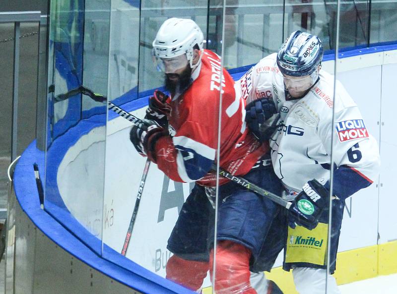 Hokejové utkání Memoriálu Zbyňka Kusého Dynamo Pardubice (v červeném) a Eisbären Berlin (v bílém).