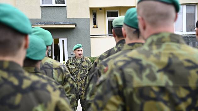 Ředitel Krajského vojenského velitelství Pardubice plukovník Petr Holý promlouvá k nastoupeným vojákům.