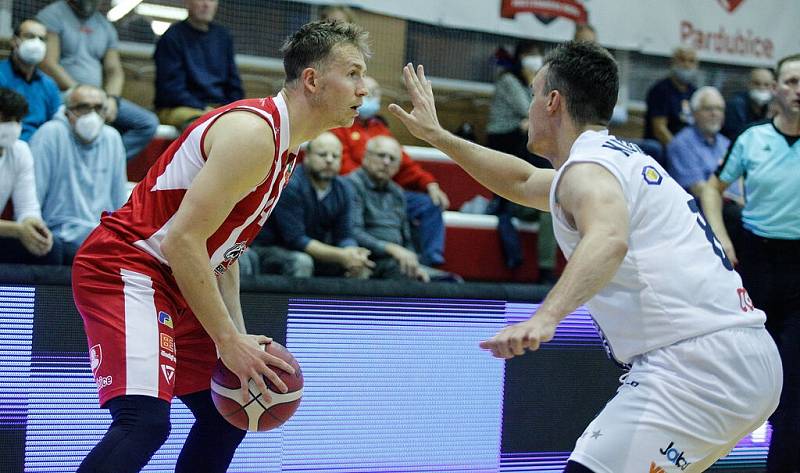 Pardubičtí basketbalisté (v pruhovaném) zdolali ve svém vstupním zápase Děčín.