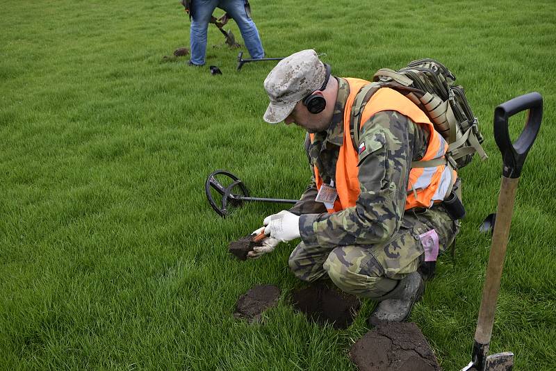 Letní stadion v Pardubicích ještě před zahájením rekonstrukce obsadili archeologové. Nalezené předměty vyprávějí příběhy spojené s koncem druhé světové války v Pardubicích.