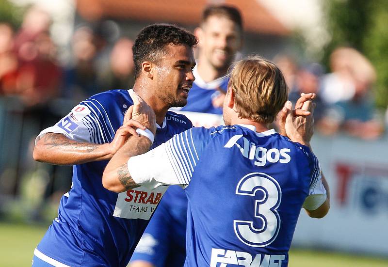 Utkání Fotbalové národní ligy mezi MFK Chrudim (v červeném) a FK Pardubice (v modrém) na fotbalovém stadionu v Chrudimi.