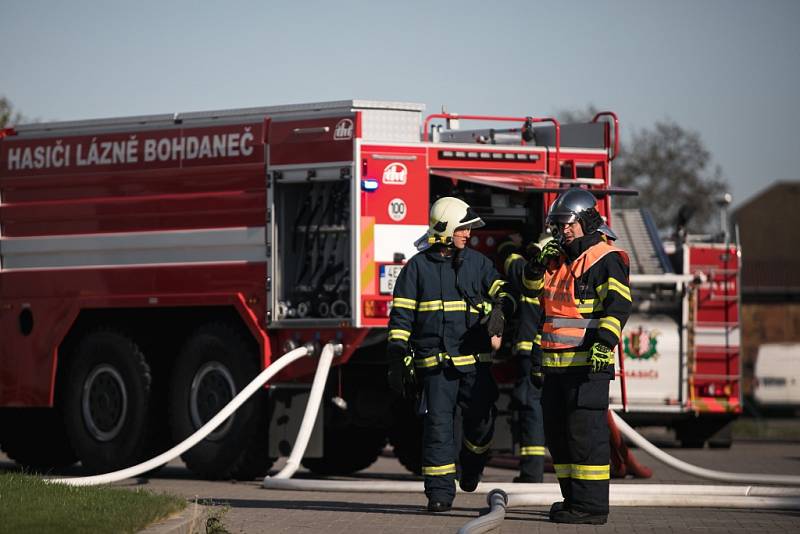 Cvičení dobrovolných hasičů z Libišan a Lázně Bohdaneč na požár skladovací haly.