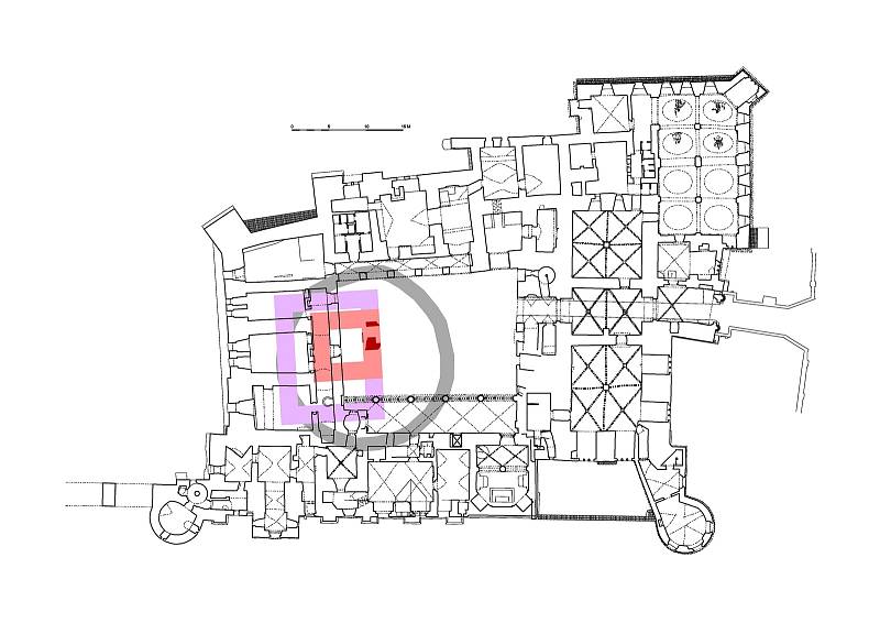Půdorys přízemí zámku v Pardubicích se zakreslením nalezené zdi: tmavě červeně - archeologicky odhalený fragment zdi, světle červeně - hypotetická rekonstrukce minimálního rozsahu věže, fialově - hypotetická rekonstrukce maximálního rozsahu věže, šedě - h