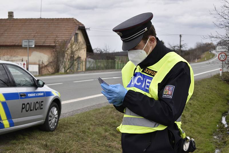 Policejní hlídka v Chýšti.