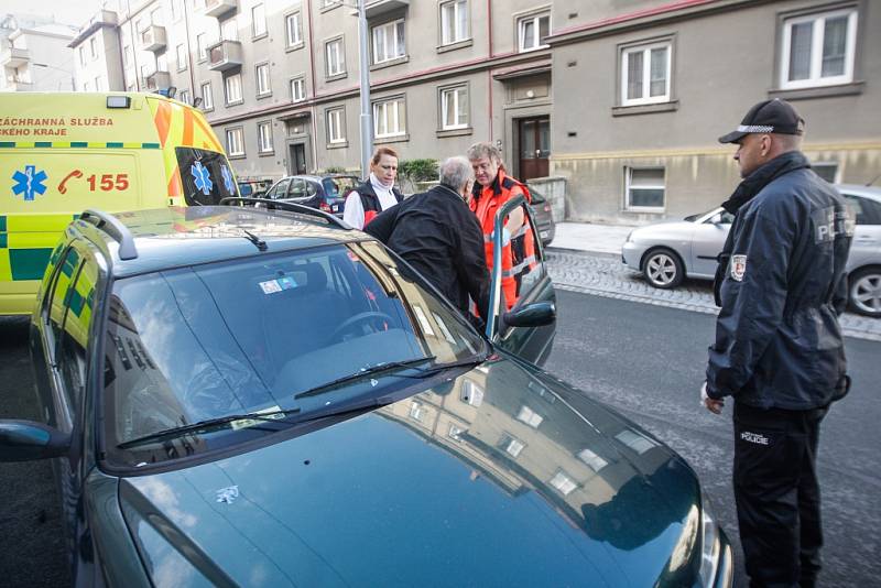 Řidič údajně brázdil na proražené pneumatice Pardubice už druhý den. Hlídka městské policie jeho jízdu ukončila ve Sladkovského ulici.