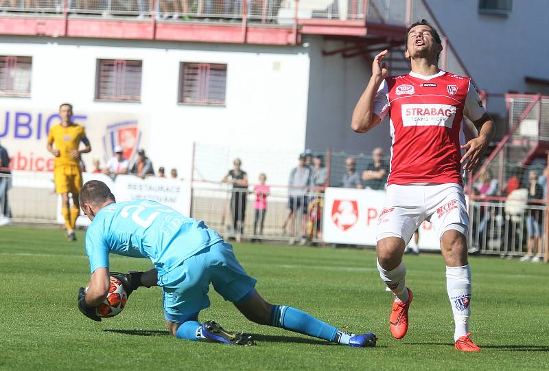 Utkání Fobalové národní ligy mezi FK Pardubice (ve červenobílém) a FK Dukla Praha ( ve žlutém ) na hřišti pod Vinicí v Pardubicích.