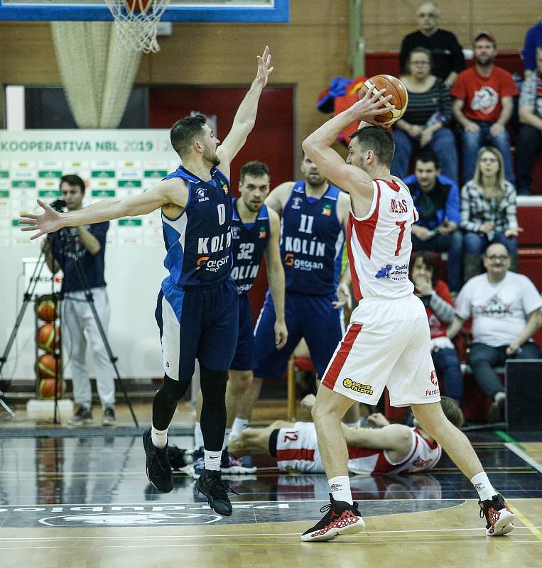 Basketbalové utkání Kooperativy NBL mezi BK JIP Pardubice (v červenobílém) a BC GEOSAN Kolín (v modrém) v pardubické hale na Dašické.