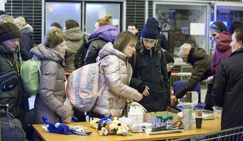 Na pardubické hlavní nádraží přijel speciální vlak s matkami a dětmi prchajícími z války na Ukrajině, ktrerou napadla ruská armáda.