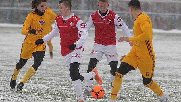 Přípravné utkání Fortuna národní ligy mezi FK Pardubice (ve červenobílém) a FK Dukla Praha U-21 (ve žlutém) na hřišti v Ohrazenicích v Pardubicích