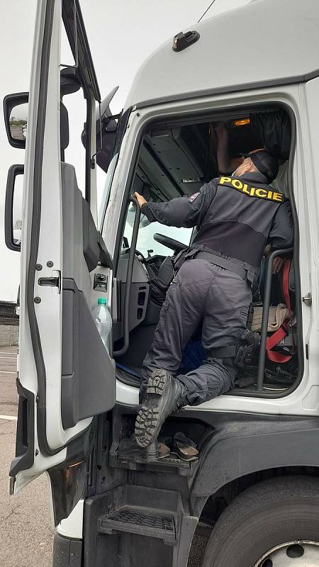 Policisté kontrolovali, jak řidiči kamionů přepravují nebezpečné náklady.