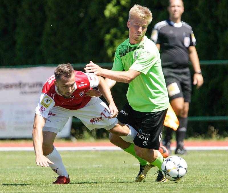 Přípravné fotbalové utkání mezi FK Pardubice (v červenobílém) a FK Viktoria Žižkov (v zeleném) na hřišti v Přelouči.