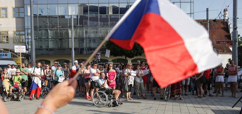 Zhruba šest set lidí se v úterý sešlo u sochy Jana Kašpara v Pardubicích. Opět protestovali proti premiérovi Andreji Babišovi a ministryni spravedlnosti Marii Benešové.