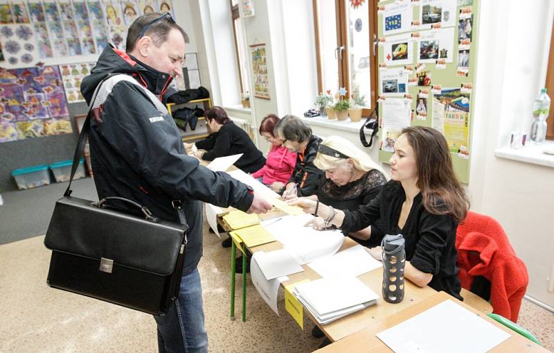 Volby v pardubické Základní škole Bratranců Veverkových.