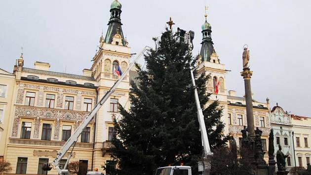 Stavba vánočního stromu v Pardubicích na Pernštýnském náměstí